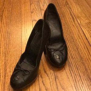 Black leather Chanel pump with the extra sass.❤️